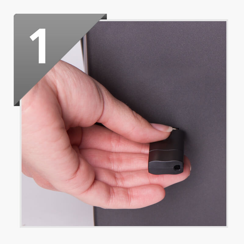 Bild für Schritt eins zeigt, wie jemand einen USB-Stick in eine Geldmaschine einsteckt