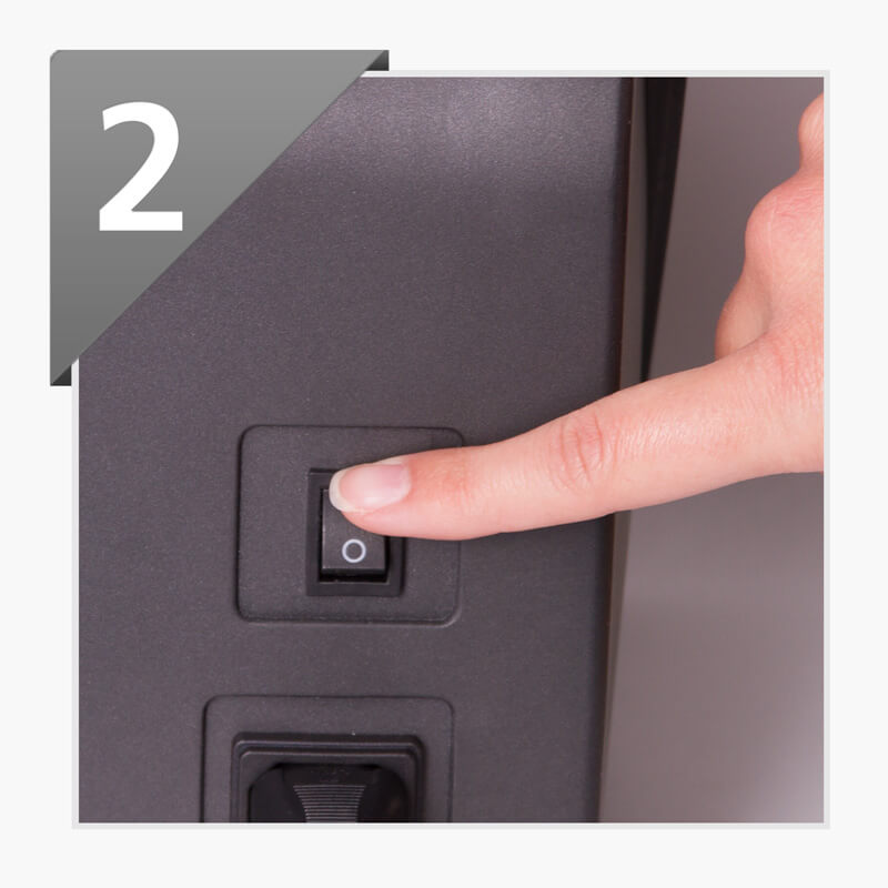 Bild zu Schritt 2 zeigt, wie jemand die Geldzählmaschine einschaltet